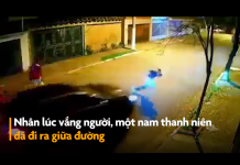 Clip: Kinh hoàng cảnh ô tô “húc” trực diện người đàn ông bắn lên vỉa hè, nằm bất động