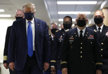 Ông Trump nhập viện 1 ngày sau khi xác nhận mắc Covid-19, lần đầu đeo khẩu trang trước công chúng