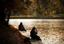 24h qua ảnh: Cặp tình nhân tận hưởng mùa thu bên bờ sông ở Nga