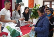 Thủy Tiên hỗ trợ chủ trang trại gà trắng tay sau lũ tái khởi nghiệp