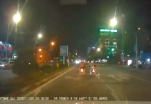 Video ghi lại cảnh hai cô gái ngã nhào khi bị cướp túi xách ở TP Vinh