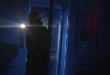 Bị sờ soạng cơ thể, người phụ nữ phát hiện kẻ đột nhập nằm ngay cạnh, nhanh trí nói vài câu đã cứu được tính mạng 2 vợ chồng