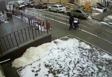 Nhảy từ tầng 17 xuống đất tự tử, thanh niên rơi trúng xe đẩy em bé 5 tháng tuổi khiến đứa trẻ chết tức tưởi, cảnh hiện trường ám ảnh khôn nguôi