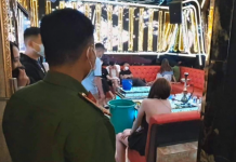 Quản lý quán karaoke điều tiếp viên phục vụ “thượng đế” tới bến