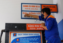 Giá xăng, dầu giảm mạnh về mốc mới