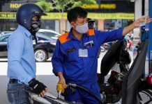 Giá xăng tiến sát ngưỡng 24.000 đồng/lít