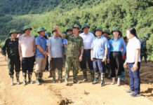 Phó Bí thư Thường trực Tỉnh ủy, Chủ tịch HĐND tỉnh Triệu Đình Lê động viên các lực lượng tìm kiếm cứu nạn tại huyện Nguyên Bình