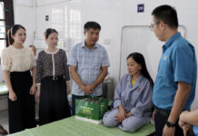 Chị Lý Mùi Piên cấp cứu 9 nạn nhân trong vụ sạt lở đất tại xóm Lũng Súng, xã Yên Lạc (Nguyên Bình)