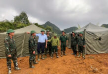 Khẩn trương hoàn thành dựng nhà bạt đảm bảo chỗ ở cho người dân di dời ra khỏi khu vực sạt lở