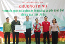 Trưởng Ban Dân vận Trung ương thăm hỏi, tặng quà người dân bị thiệt hại tại Bắc Hà