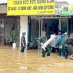 Lực lượng vũ trang hỗ trợ người dân vùng lũ