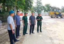 Phó Chủ tịch UBND tỉnh Hoàng Việt Phương kiểm tra, động viên cán bộ chiến sỹ khắc phục hậu quả mưa lũ