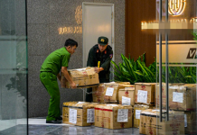 Hàng chục thùng tài liệu bị niêm phong, đưa khỏi trụ sở NextTech Group của Shark Bình