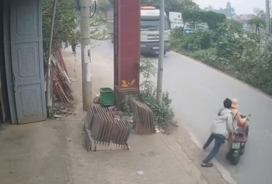 Tạm giữ hình sự đối tượng đẩy Cảnh sát giao thông vào đầu xe tải